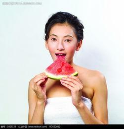 无忧美女吃瓜图片,尽享夏日清凉时光