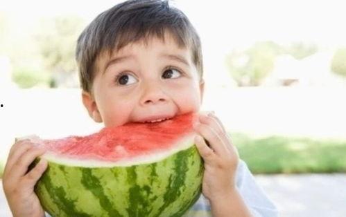 新娘手拿冰棍 吃瓜,新娘手拿冰棍，吃瓜成焦点